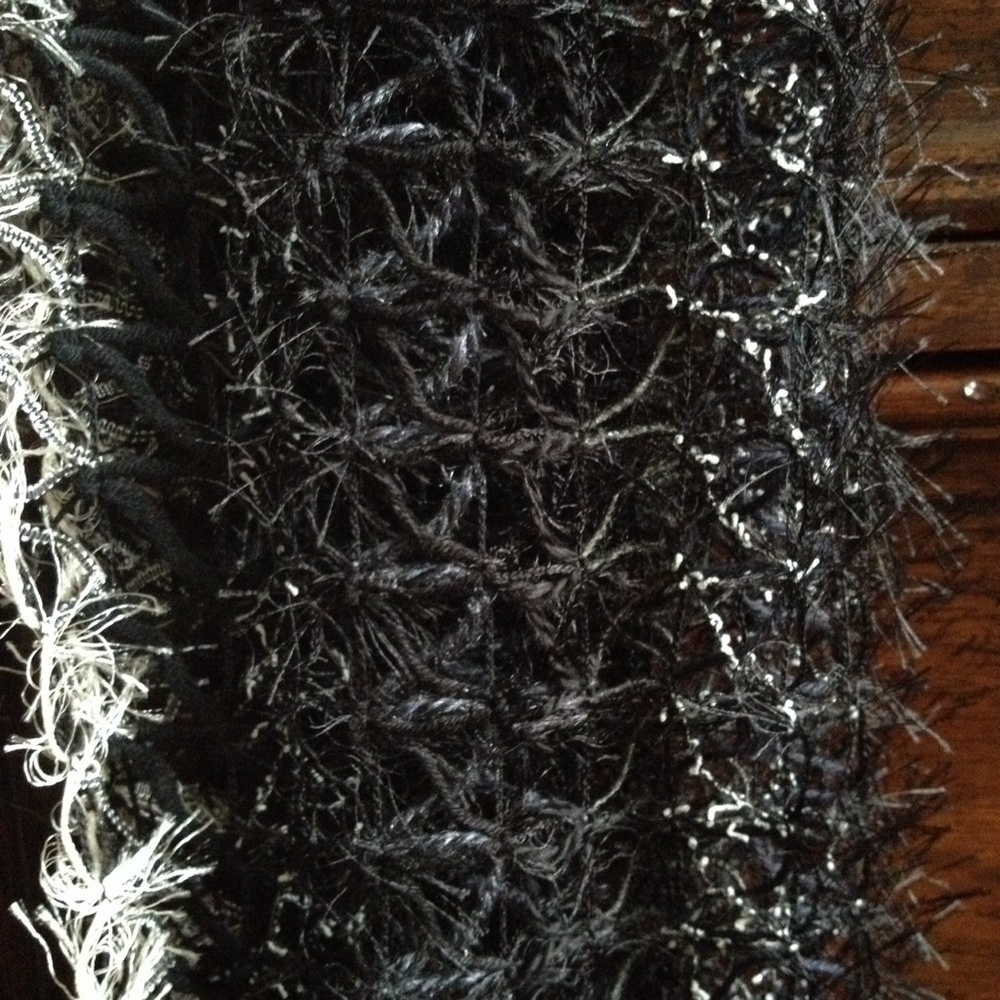 Vintage gray and Black open knit scarf - Picture 2 of 5
